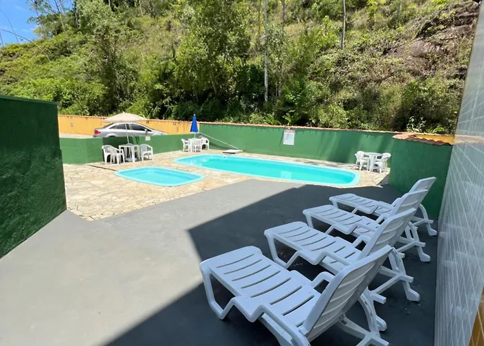 Apartamento kitnet 4 quadras Praia das Toninhas Ubatuba com 2 piscinas para até 4 pessoas