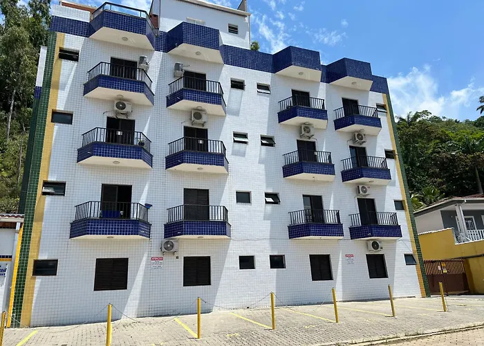 Apartamento kitnet 4 quadras Praia das Toninhas Ubatuba com 2 piscinas para até 4 pessoas