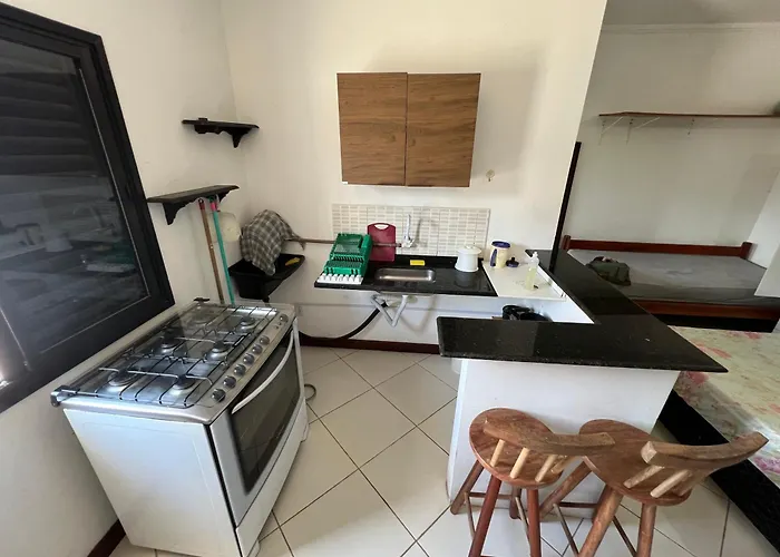 Apartamento kitnet 4 quadras Praia das Toninhas Ubatuba com 2 piscinas para até 4 pessoas